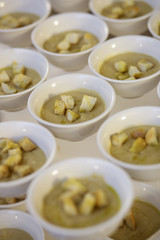finger food: croste di pane in crema dentro ciottoli bianche