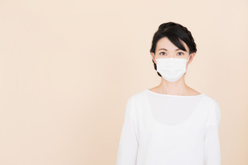 マスクをする女性