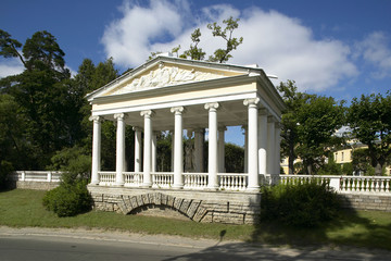 Obraz premium Pavillon der Drei Grazien in the Park of the Grand Palace in Pavlovsk royal estate, south of St. Petersburg, Russian Federation