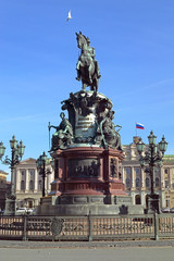 Obraz premium Equestrian monument to Nicholas I on the Issaksplatz and Marie Palace in St. Petersburg, Russian Federation