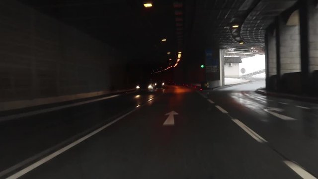Auto fährt durch Tunnel, winter in den Alpen.