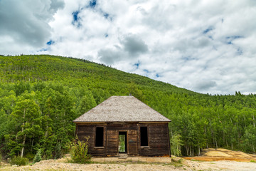 Fototapeta na wymiar Abandoned Mountain Cabin