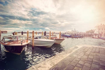 Fototapeten Traditionelles venezianisches Wassertaxi am Markusplatz, Venedig, Italien, Europa, Vintage-gefilterter Stil mit Lens Flare © AR Pictures