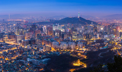 Obraz premium Seoul City Skyline i N Seoul Tower w Seulu, Korea Południowa