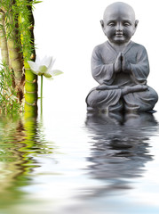 bouddha enfant, bambou à noeud et lotus, fond blanc et reflets