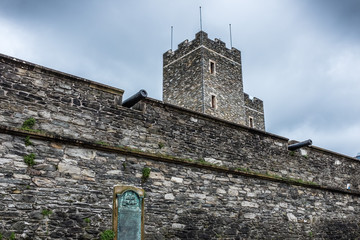 DERRY (LONDONDERRY) NORTHERN IRELAND. Historic 17th century city wall. Tower museum building...
