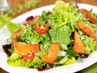 Gebratener Lachs auf gemischtem Salat