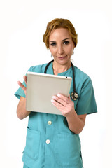 Obraz premium happy woman md emergency doctor or nurse posing smiling using digital tablet pad