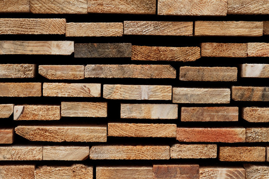 Holz-Struktur-Hintergrund: Schnittkanten aufgestapelter Nadelholzlatten