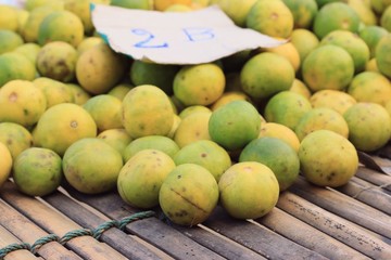 heap lemon at market