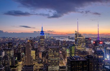 Obraz premium Widok z lotu ptaka na Manhattan Skyline o zachodzie słońca - Nowy Jork, USA
