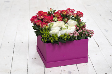 frische Blumen in pinker Box