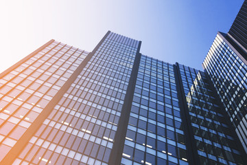 Obraz premium Budynek biznesowy z odbiciem nieba i chmur