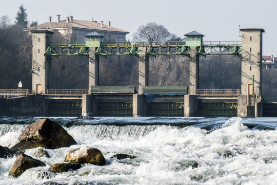 chiuse e paratie della diga lungo il fiume