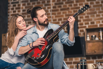 Obraz premium Young couple with guitar
