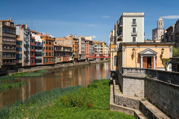 Obraz premium Colorful facades and canal in Girona, Spain