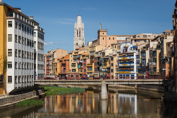 Fototapeta na wymiar Colorful facades and canal in Girona, Spain
