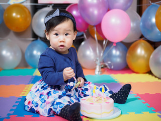 Fototapeta na wymiar baby girl celebrate her first birthday