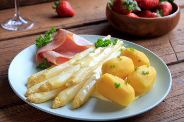 Spargel mit Schinken
