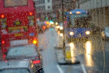 Deurstickers Londen rode bus Regen in Londen zicht op rode bus door regengespikkeld raam