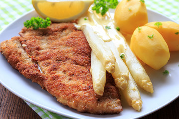 Paniertes Schnitzel mit Spargel