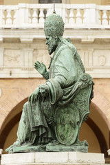 Fototapeta na wymiar Statue Pope Sixtus V