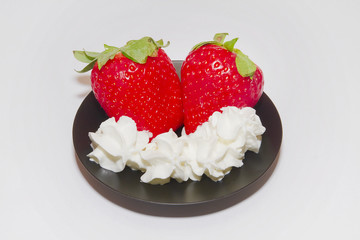 fragole fragola frutto a metà ed intero con panna strawberry