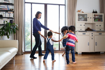 Une famille fait la ronde devant la fenêtre du salon