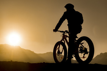 balade en fatbike et observation du coucher du soleil cycliste