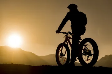 Tableaux ronds sur aluminium Vélo balade en fatbike et observation du coucher du soleil cycliste
