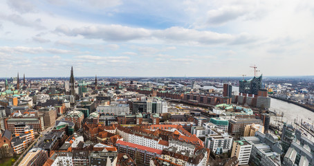 Obraz premium Aerial shot of the metropolitan area of Hamburg, Germany - with the view on the 