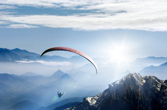 Paragliding im Hochgebirge bei Sonnenaufgang