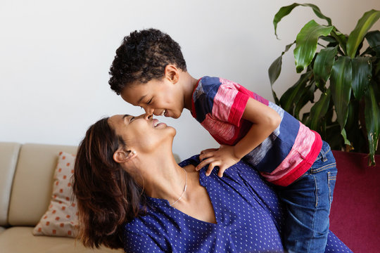 une m&egrave;re et son fils se font un bisou esquimau