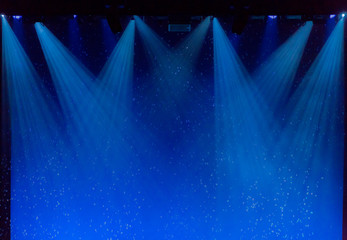 Bubbels en stralen blauw licht door de rook op het podium tijdens theatervoorstellingen.