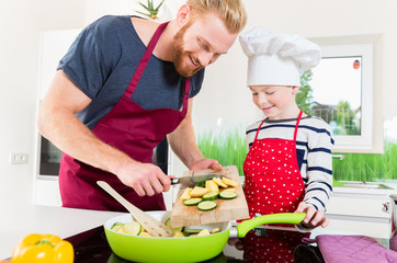 Papa und Sohn kochen zusammen ein Familienessen