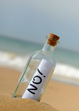 Respuesta negativa, no! Botella con mensaje en la playa