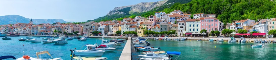 Gordijnen Prachtige romantische zomermiddag landschap panorama kustlijn Adriatische zee. Boten en jachten in de haven bij kristalhelder turkoois water. Baska op het eiland Krk. Kroatië. Europa. © Sodel Vladyslav