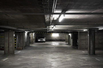 Dunkle Tiefgarage