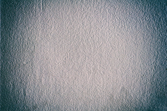 muro ruvido bianco con la vignettatura in tonalit&agrave; blu scuro e rosa