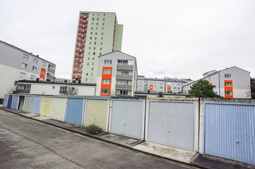 Obraz premium Wohnhausanlage mit bunten Garagen