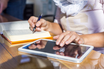 Detailaufnahme Hände am Tablet-PC am Schreibtisch