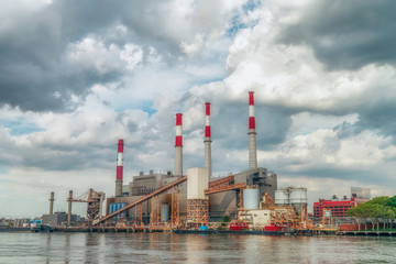 Obraz premium NEW YORK CITY, USA: Ravenswood Generating Station is a 2,480 megawatt power plant in Long Island City in Queens, New York. It is capable of producing 2,480MW of energy.