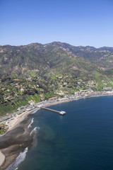Obraz premium Aerial view of Malibu beaches, homes, pier and Santa Monica Mountains peaks in Southern California.