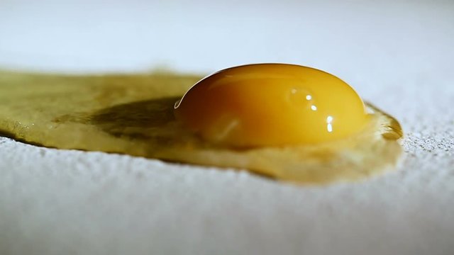 &oelig;uf cass&eacute; sur farine en slow motion 