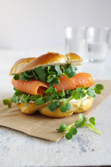 Laugen-Bagel mit Meerrettich-Frischkäse, Räucherlachs und Radieschen Kresse