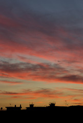 Naklejka premium simple sunset and city skyline