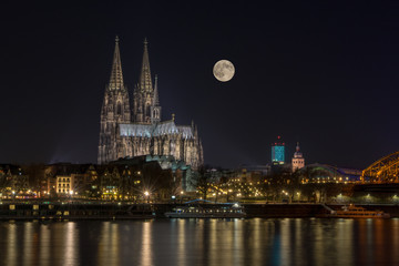 Composing: K&ouml;lner Dom mit Mond am Nachthimmel