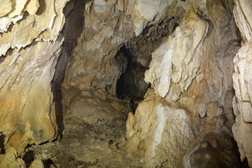 Stalagtites dans une grotte