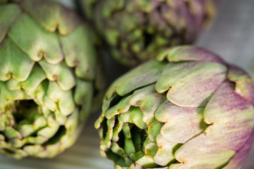 Obraz premium Carciofi italiani su tavola di legno