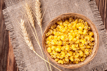 Raw pasta in bouwl